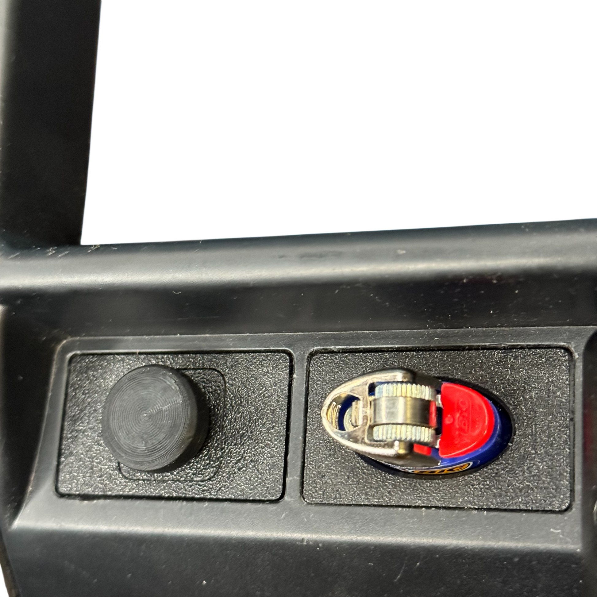 80 series landcruiser close up image of smoke holder and lighter holder